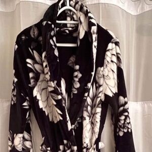 La Vie En Rose. Medium. Like New!